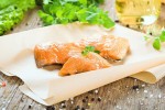 ŁOSOŚ WĘDZONY NA GORĄCO ZE SKÓRĄ MINI PORCJE 0,5KG